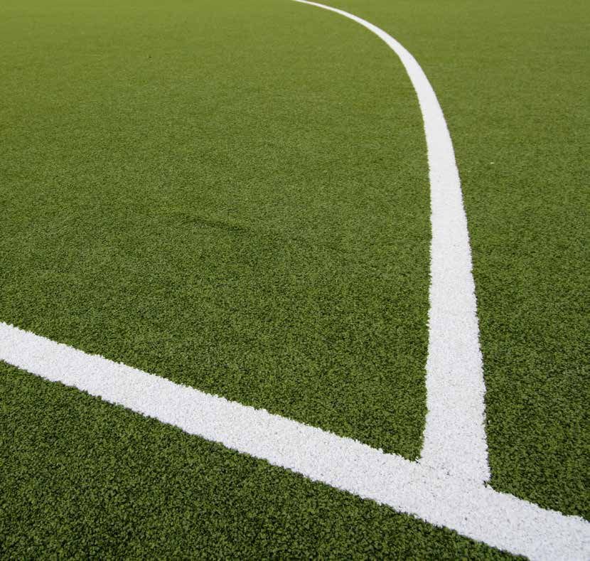 Fehér felezővonal Condor Grass műfüves sportpályán, közeli kép
