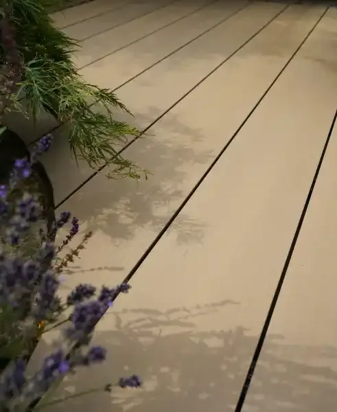 LIGNUM terasz levendulával (gyártói fotó)